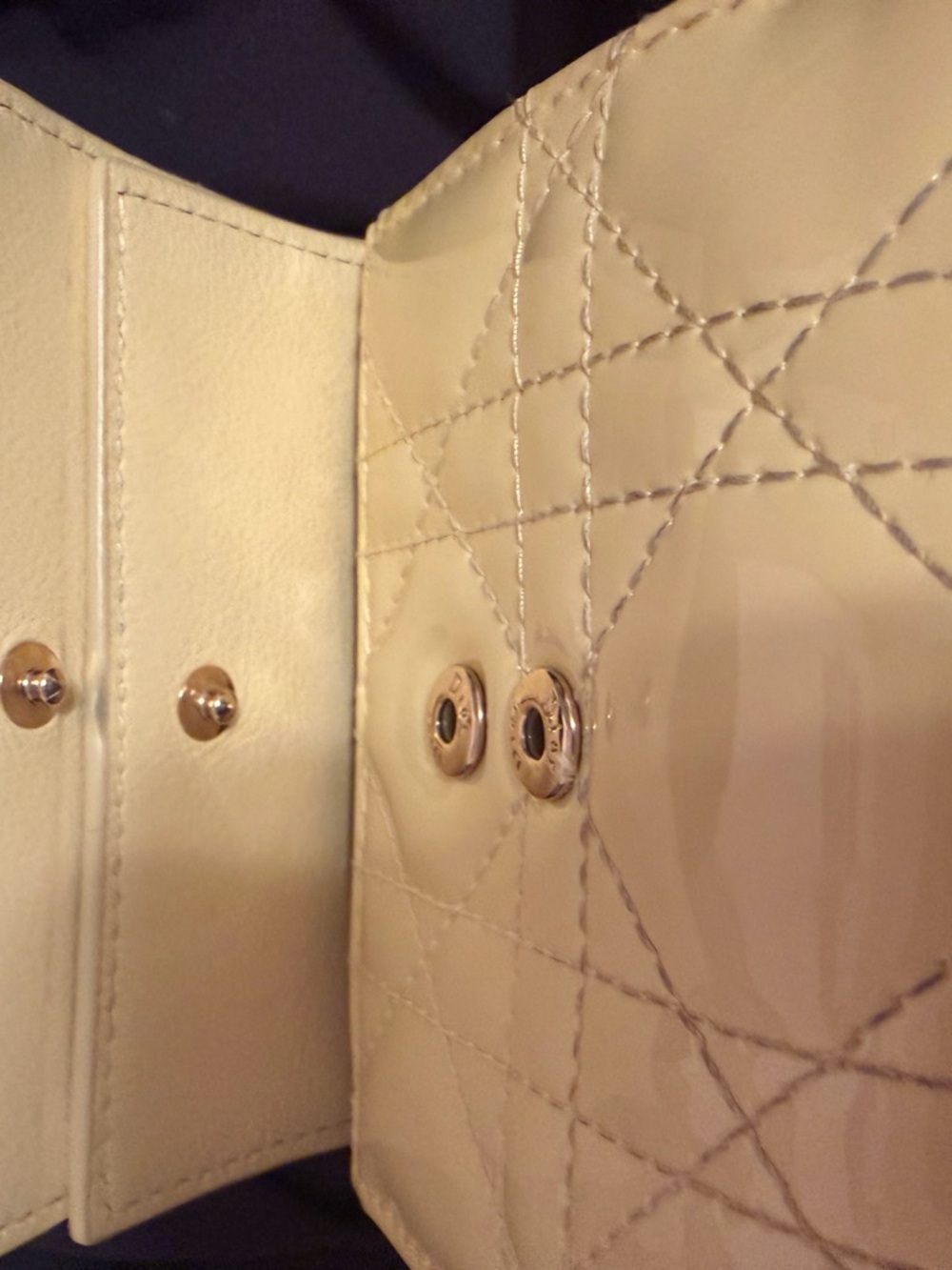 Christian Dior
Lady Dior Lotus Wallet Cannage Quilt Lambskin Compact - Picture 7 of 7